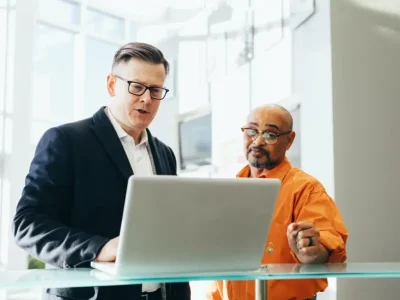 pexels-linkedin-sales-navigator-2182973-895×597 BACHAREL EM ADMINISTRAÇÃO – GRADUAÇÃO ACELERADA PARA PORTADORES DE CURSOS SUPERIORES